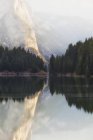 Zwei-Buchsen-See im Morgengrauen Banff Nationalpark — Stockfoto