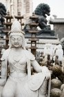 Estatuas incluyendo figura budista - foto de stock