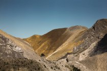 Ruivo e laranja encostas scree em montanhas rochosas — Fotografia de Stock