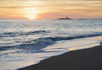 Вид на берегову лінію на заході сонця — стокове фото