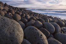 Rocce arrotondate lungo la costa — Foto stock