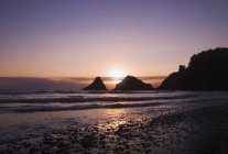 Захід сонця за морськими скелями — стокове фото