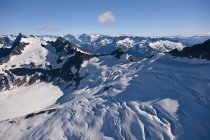 Montagnes et glaciers dans la chaîne de montagnes côtières — Photo de stock