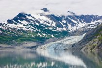 Отраженный ледник Шупа — стоковое фото