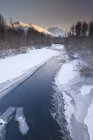 Река со льдом — стоковое фото