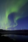 Aurora Borealis над Южной Ролли озеро — стоковое фото