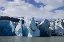 Vue panoramique du terminus du glacier Mendenhall et du lac Mendenhall dans la forêt de Tongass en Alaska près de Juneau, sud-est de l'Alaska, été — Photo de stock