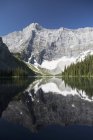 Mountain reflecting in mountain lake — Stock Photo