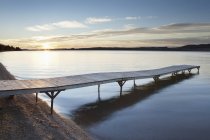 Un quai dans le lac Supérieur au coucher du soleil — Photo de stock