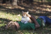 Хлопчик тримає свого кота — стокове фото