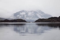 Nube baja cubre montaña - foto de stock
