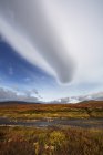Nube lenticular sobre tundra - foto de stock