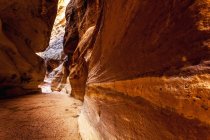 Alte pareti rocciose e uno stretto sentiero — Foto stock