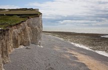 Крейдяний скелею і пляж — стокове фото