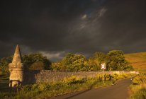 Camino bajo nubes oscuras de tormenta - foto de stock