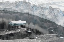 Айсберг плывет вдоль береговой линии — стоковое фото