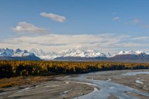 Southside View Of Mt. Mckinley And Mt. Охотник — стоковое фото