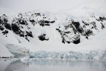 Montagne e ghiacciai riflessi nell'acqua — Foto stock