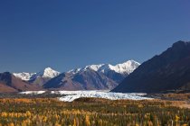 Ледник Матануска и горы Чугач — стоковое фото
