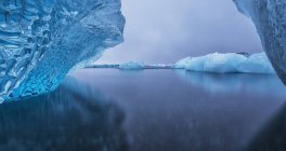 Icebergs reflejados en el agua - foto de stock
