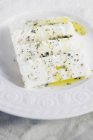 Aperitivo de queijo feta fatiado polvilhado com orégano seco e azeite extra virgem — Fotografia de Stock