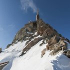 Torre en la cima del pico de montaña - foto de stock