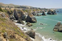 Formações rochosas ao longo da costa da Califórnia — Fotografia de Stock