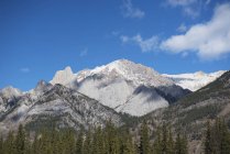 Montañas rocosas canadienses resistentes - foto de stock