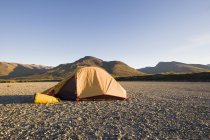 Tenda e montagne di ruscelli — Foto stock