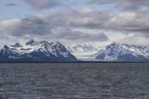 Glaciar Sheridan y las montañas Chugach - foto de stock