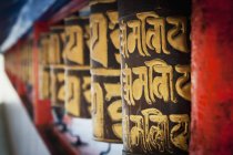 Parede decorativa em vermelho e ouro, Gangtok, Sikkim, Índia — Fotografia de Stock