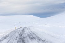 Autobahn schlängelt sich durch Schnee — Stockfoto