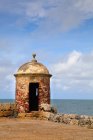 Tour de guet sur le mur de la ville de Cartagena las murallas — Photo de stock
