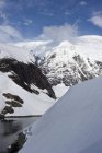 Glaciares y montañas en la Antártida - foto de stock