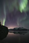Aurora Boreal bailando sobre las montañas Chugach - foto de stock