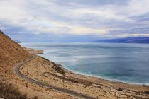 Camino a lo largo del mar muerto - foto de stock