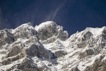 Сніг покрив гірський пік — стокове фото