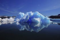 Iceberg azul en agua clara - foto de stock