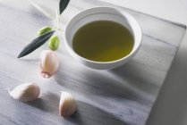 Olivenöl und Knoblauch — Stockfoto