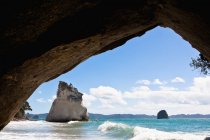 Natural rock arch and rock formations — Stock Photo