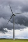 Вітряна турбіна під хмарним небом — стокове фото