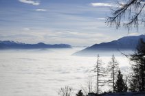 Travesseiros de nevoeiro rolando sobre a paisagem — Fotografia de Stock