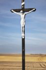 Crucifix et champ agricole — Photo de stock