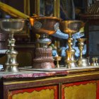 Contenitori in bronzo sul tavolo, Lhasa — Foto stock
