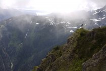 Wanderer steht auf Gipfel — Stockfoto