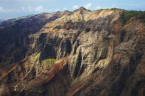 Крепкий скальный склон горы — стоковое фото