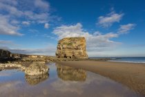 Formazione rocciosa lungo la costa — Foto stock