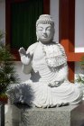 Белый каменный будда — стоковое фото