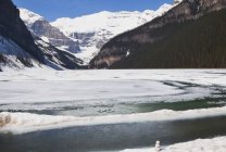 Lac Louise dans la montagne rocheuse d'Alberta — Photo de stock