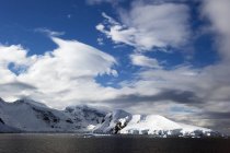 Glaciares y montañas cubiertas de nieve - foto de stock